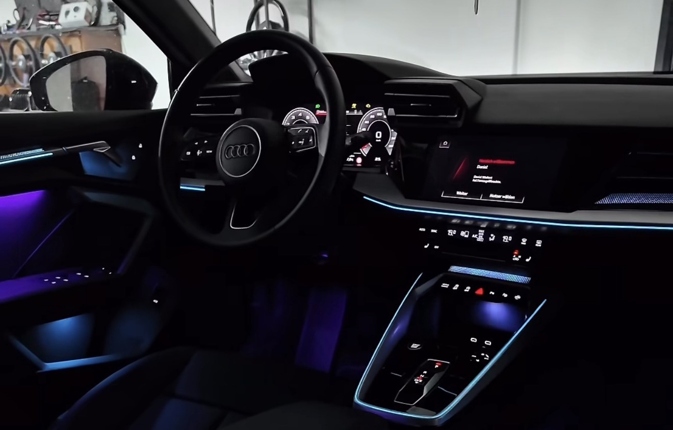 Audi A3 8Y Cockpit mit türkisfarbenen Konturen und violetter Türbeleuchtung