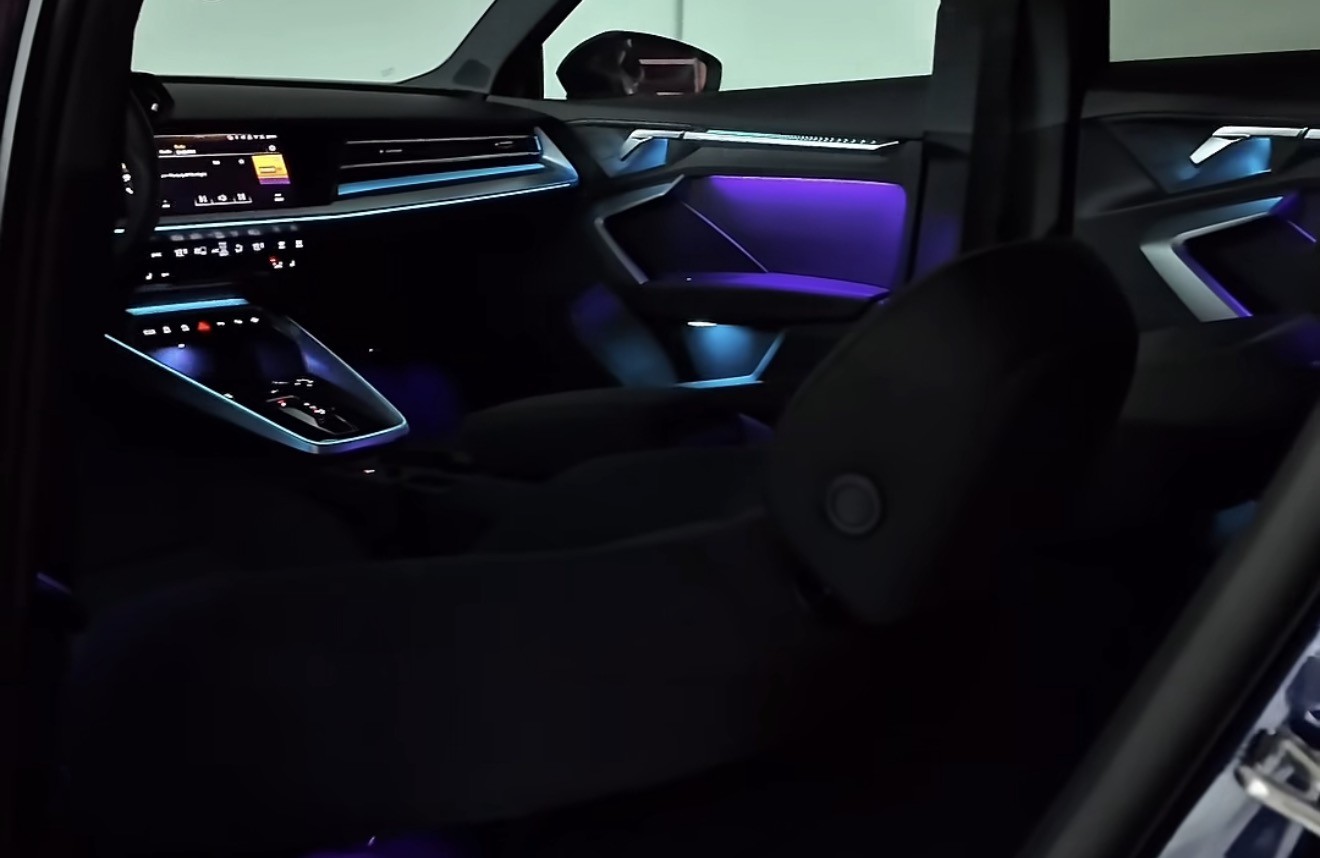 Blick aus dem Audi A3 8Y Fond auf das beleuchtete Cockpit und die Türen