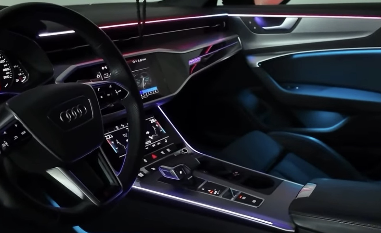 Audi A6 C8 Fahrerplatz und Mittelkonsole mit farbigen Lichtlinien