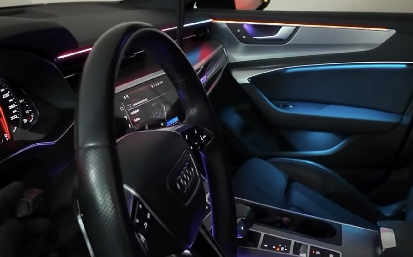 Audi A6 C8 Lenkrad, Mittelkonsole und beleuchtete Beifahrertür