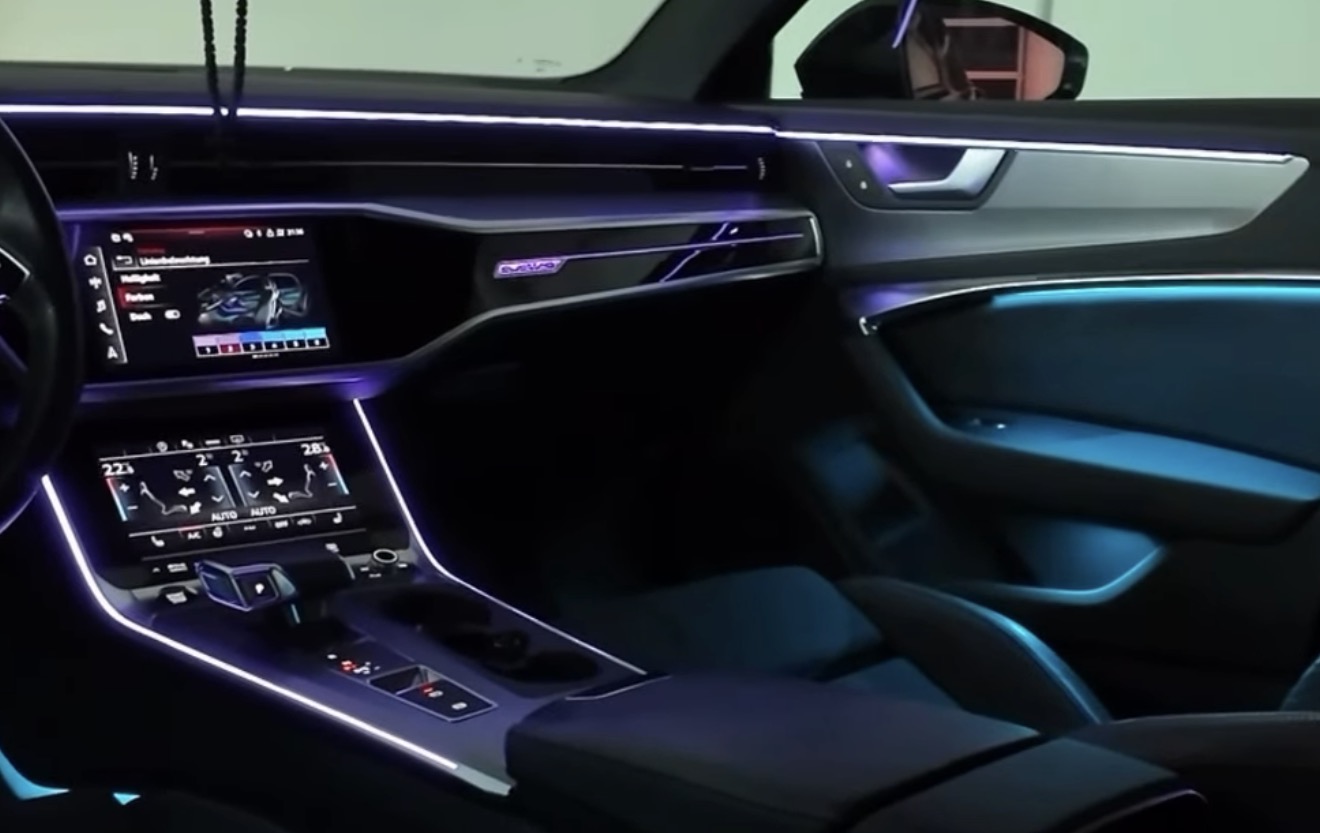 Audi A6 C8 Cockpit mit violetten Konturen und türkisfarbener Türbeleuchtung