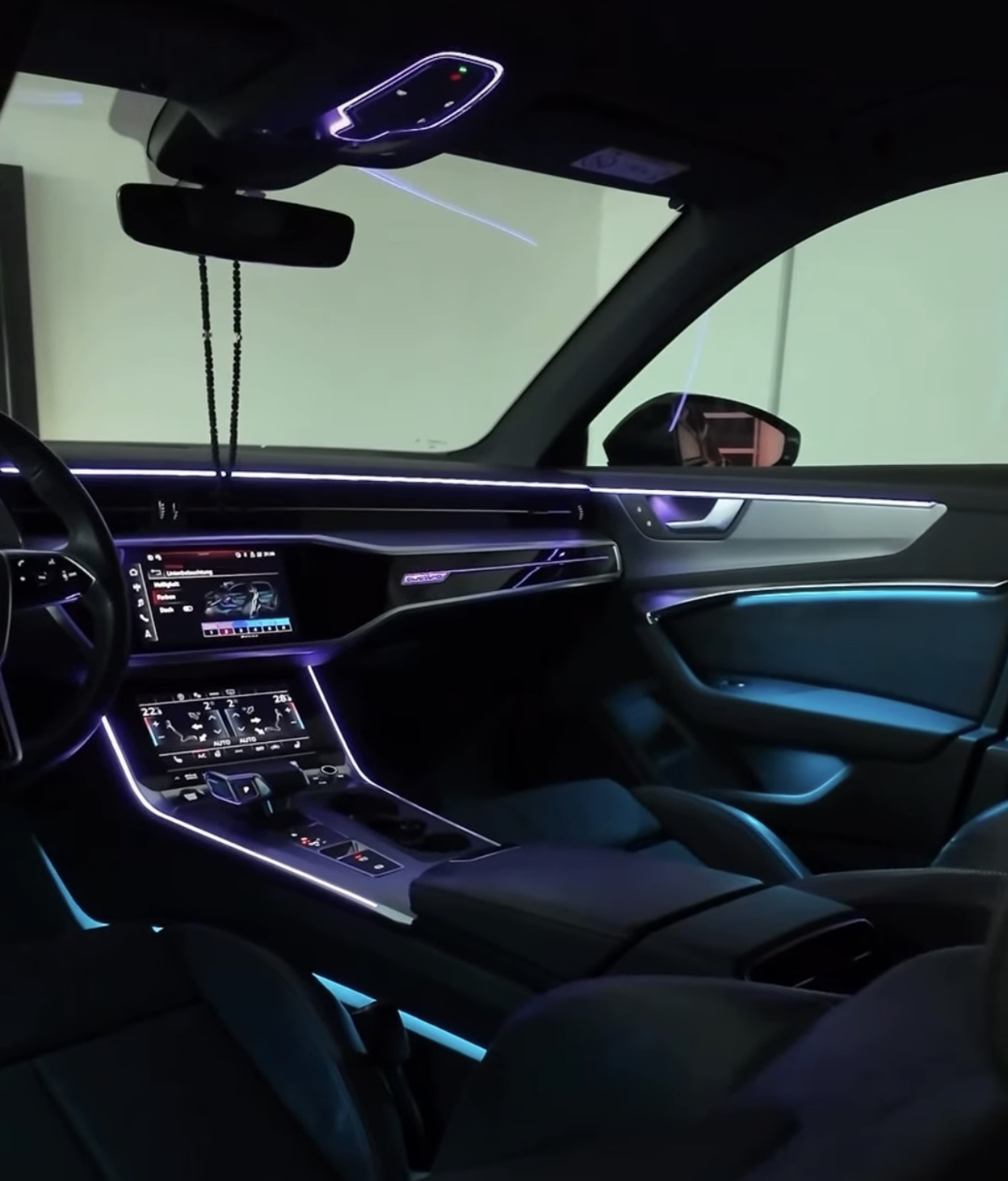 Interiér Audi s fialovými a tyrkysovými světelnými liniemi