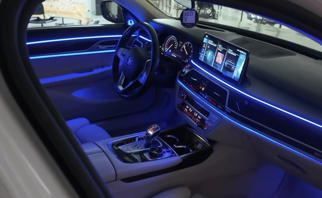 BMW G11 Innenraum mit blauen Lichtlinien an Türen und Armaturenbrett