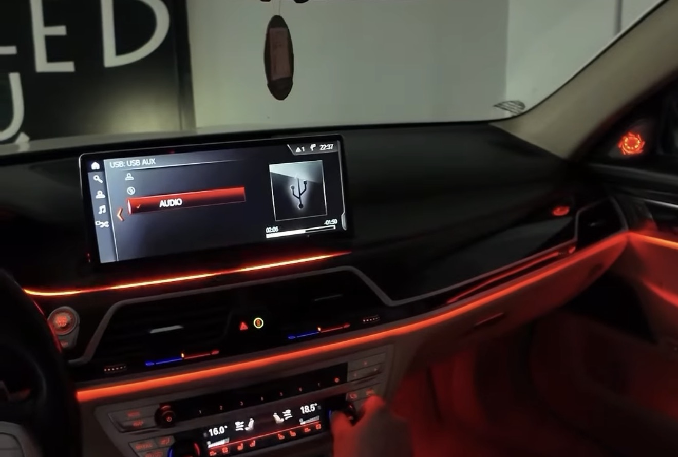 Rote Lichtlinien und beleuchtete Details im BMW G11 Cockpit